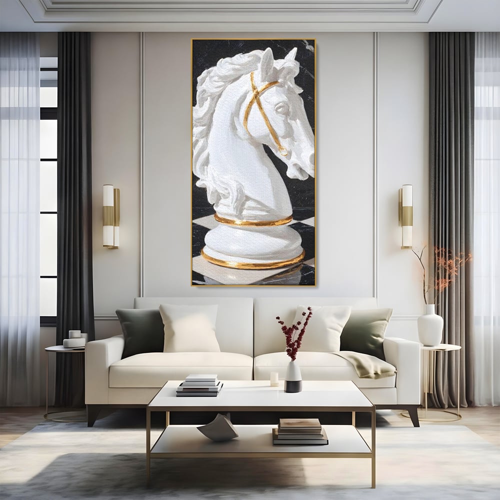 Tablou canvas cu tablou canvas cu cal de sah, in rama de aluminiu auriu, pe perete intr-un living